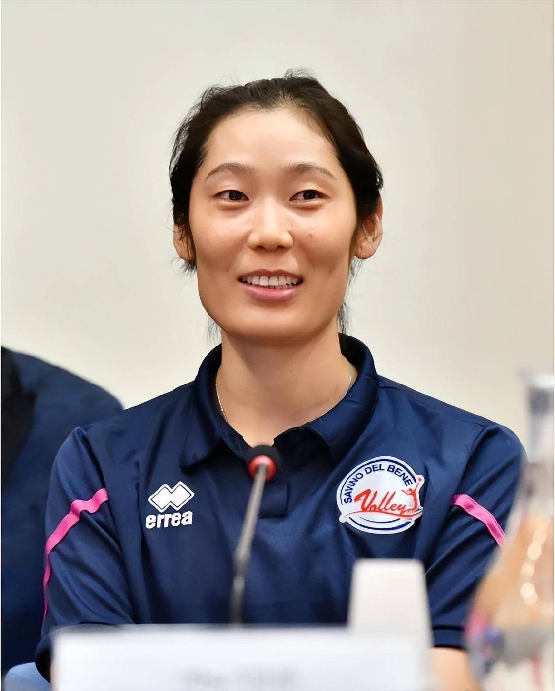 足球联赛奋力拼搏：女将豪取胜利夺魁的简单介绍