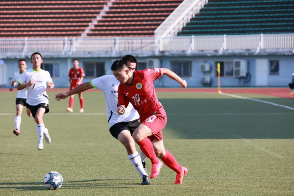足球联赛奋力拼搏：女将豪取胜利夺魁的简单介绍