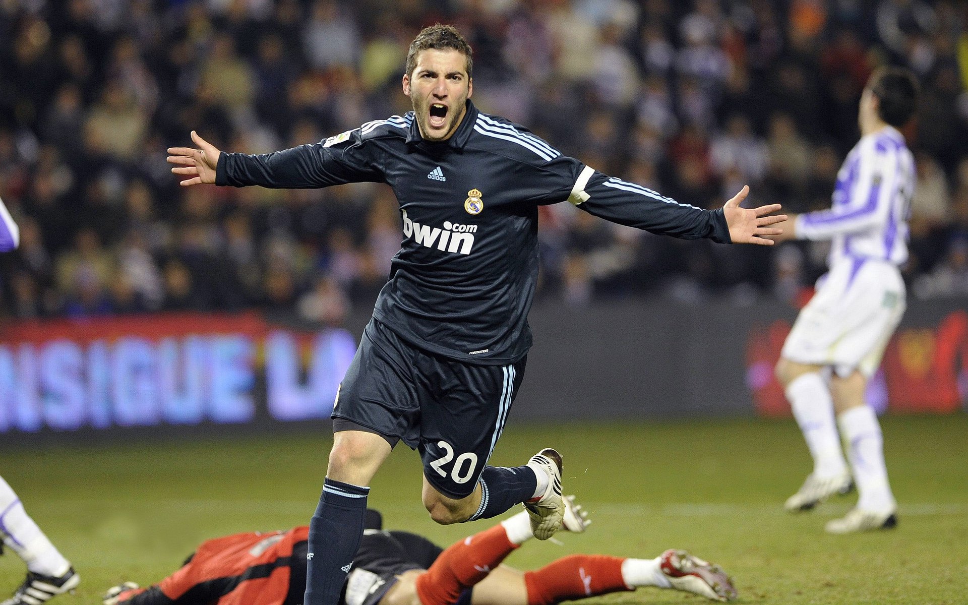 日本队观众热烈欢呼!,Karsa迎来七赛季出色发挥全场沸腾不已